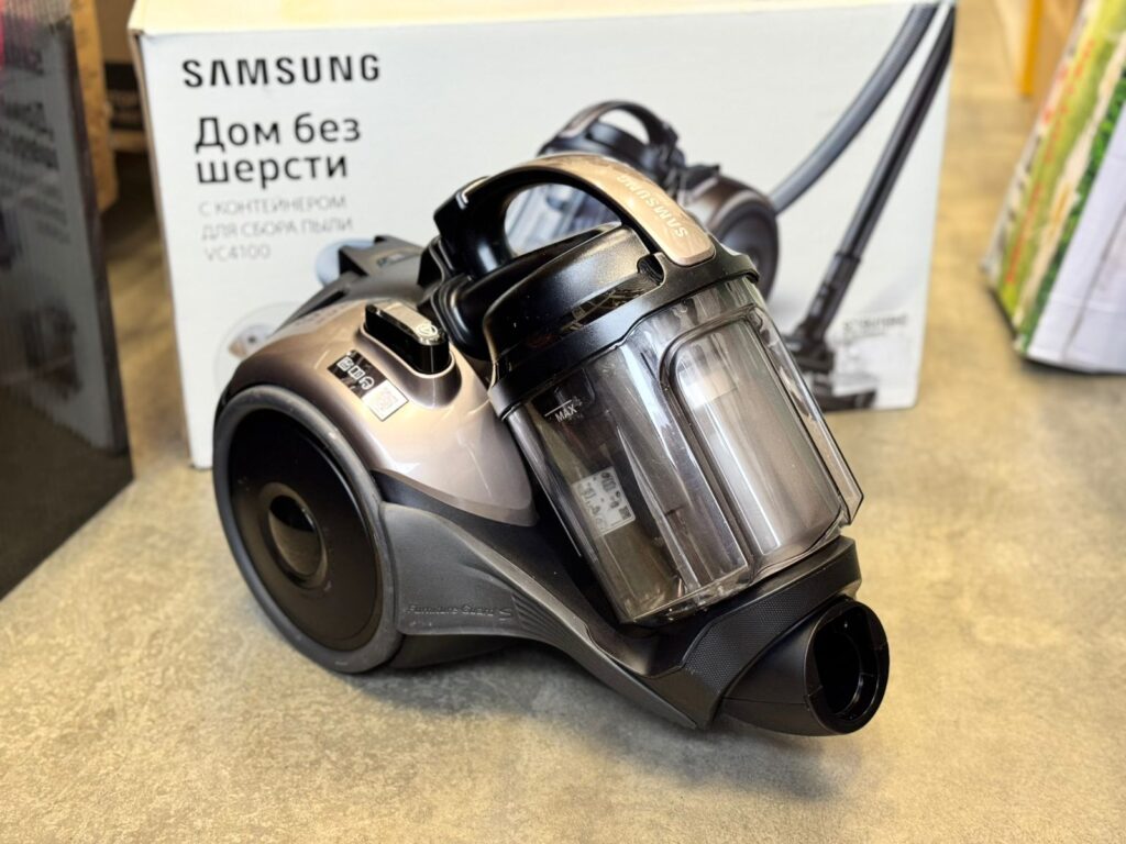 Пылесос с контейнером для пыли Samsung SC15K4169HD