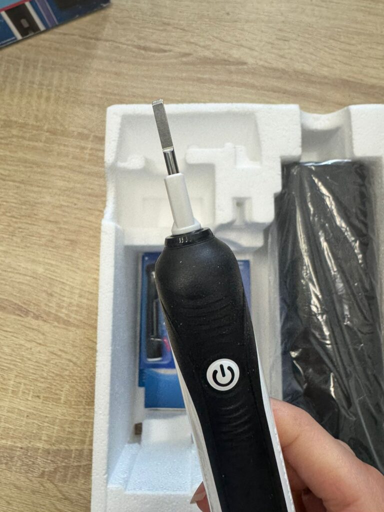 Электрическая зубная щетка Braun Oral-B PRO 750 D16.513.1UX Cross Action Black Edition (Черный) +Travel Case 6