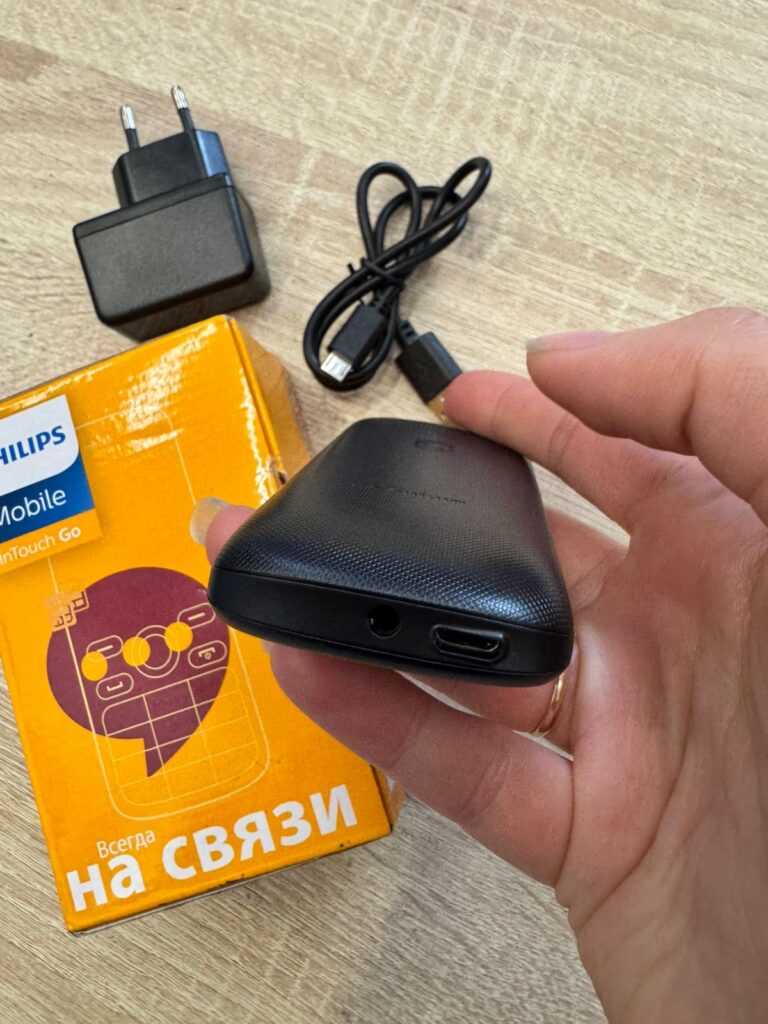 Телефон Philips Xenium E111 4