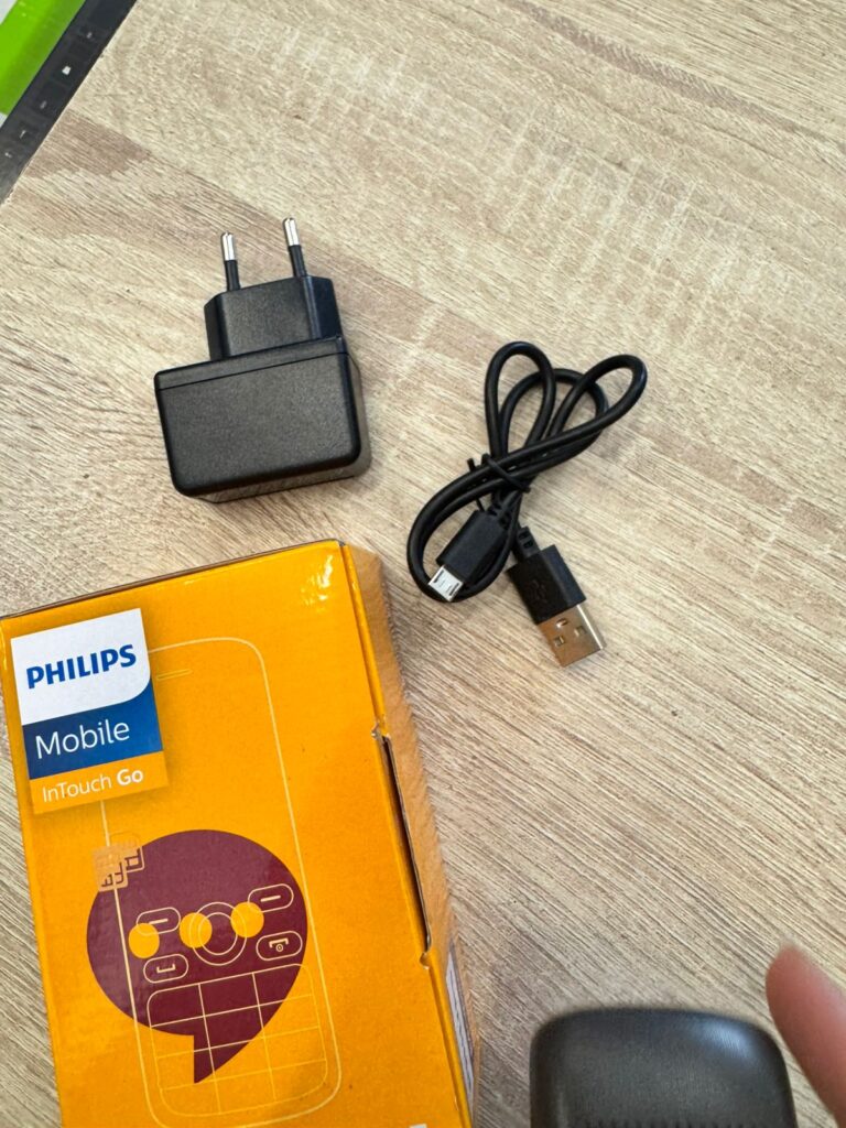 Телефон Philips Xenium E111 4