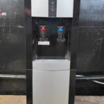 http://Кулер%20AEL%20LC-AEL-47b%20выполнен%20в%20корпусе%20черного%20и%20серебристого%20цветов,%20нагревает%20и%20охлаждает%20воду%20в%20диапазоне%20от%2010°С%20до%2090°С.%20Производительность%20в%20первом%20случае%20составляет%205%20л/час,%20во%20втором%20—%202%20л/час.%20Для%20налива%20используются%20два%20нажимных%20крана.%20Устройство%20оснащено%20спиральным%20нагревателем%20и%20компрессором%20для%20охлаждения.%20Бак%20для%20горячей%20воды%20сделан%20из%20термостойкого%20пластика.%20Бутыль%20устанавливается%20сверху.%20В%20нижнюю%20часть%20интегрирован%20холодильник.%20Габариты%20конструкции%20—%2095х31х31%20см,%20вес%20—%2012,7%20кг.