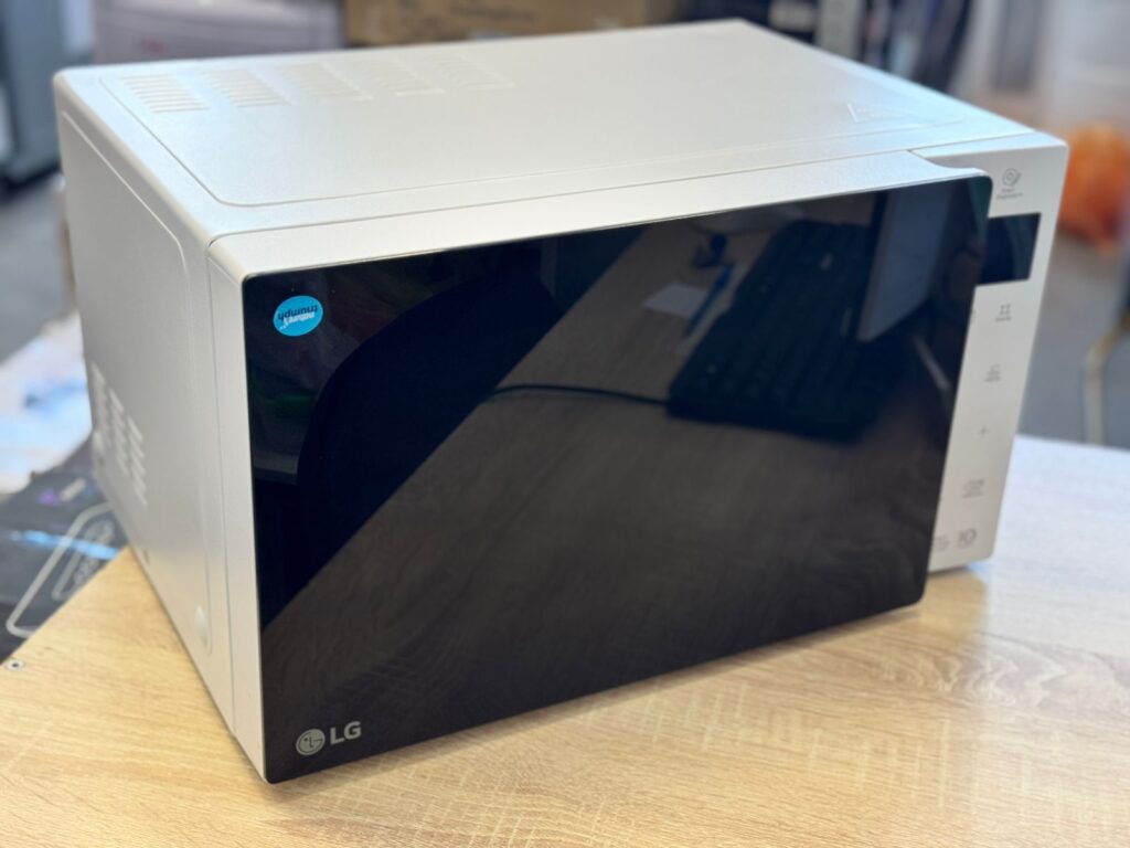 Микроволновая печь с грилем LG MH63M38GISW
