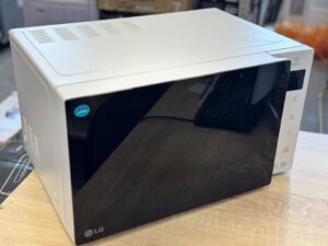 Микроволновая печь с грилем LG MH63M38GISW