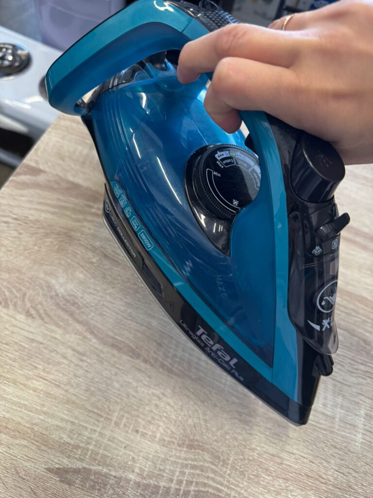 Утюг Tefal Ultragliss Anti-Calc Plus FV6832E0