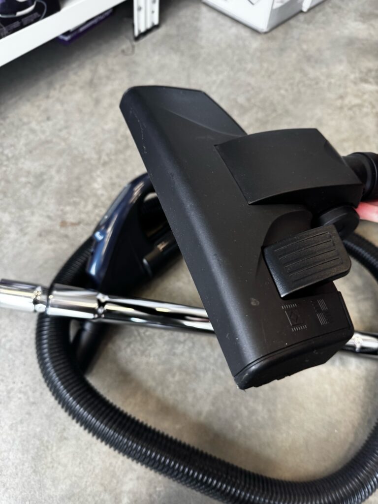 Пылесос с контейнером для пыли Carrera №607