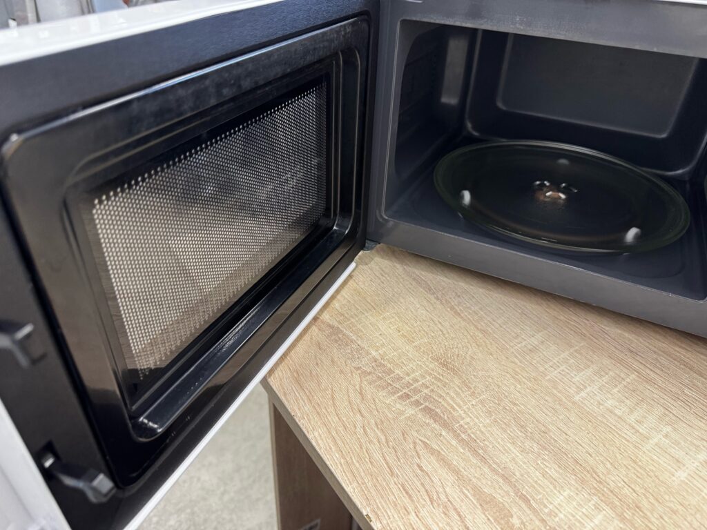 Микроволновая печь Midea MM720C4E-W