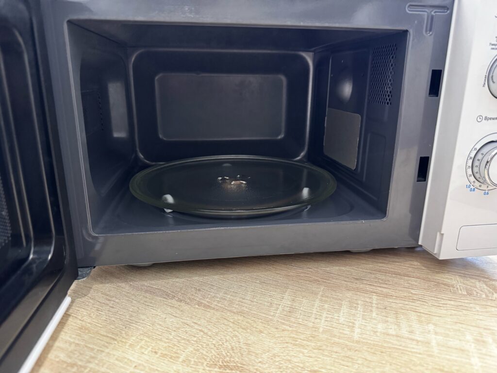 Микроволновая печь Midea MM720C4E-W
